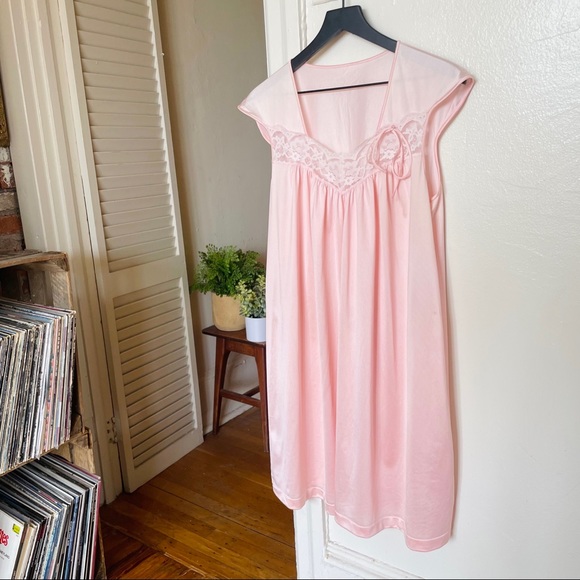 Vintage Lace and Bow Night Dress - Picture 4 of 16